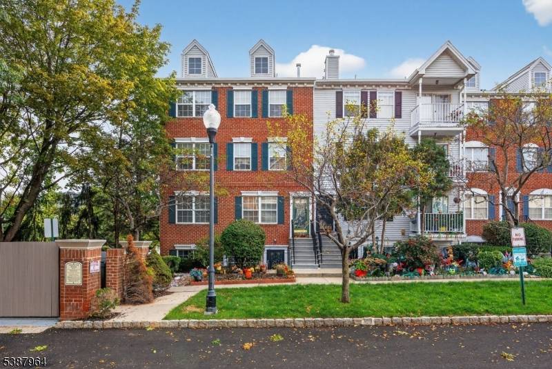 Welcome to Society Hill at University Heights one of Newark's most desirable townhouse communities.