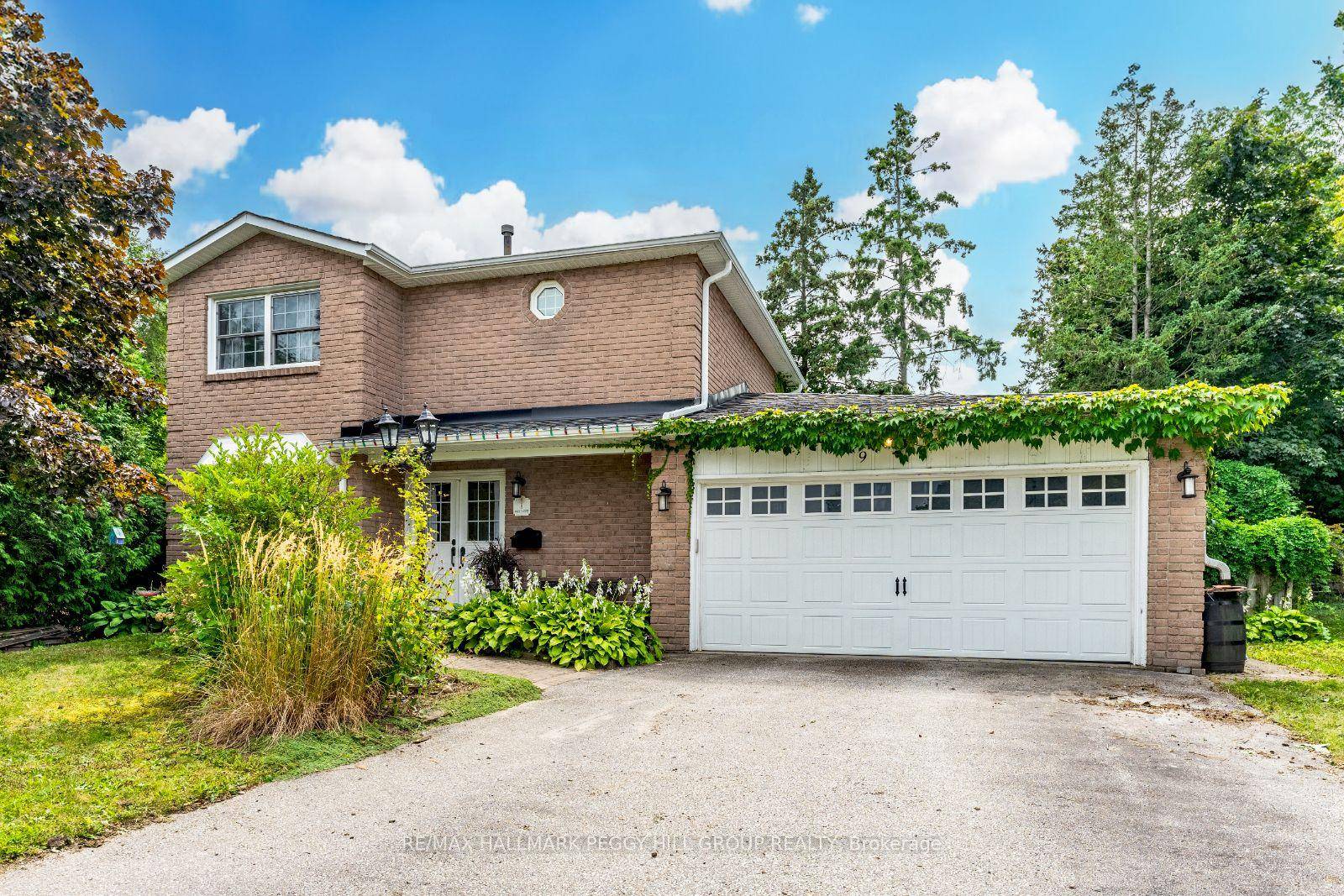 ALL BRICK FAMILY HOME ON A LARGE, PRIVATE LOT IN NORTH BARRIE !