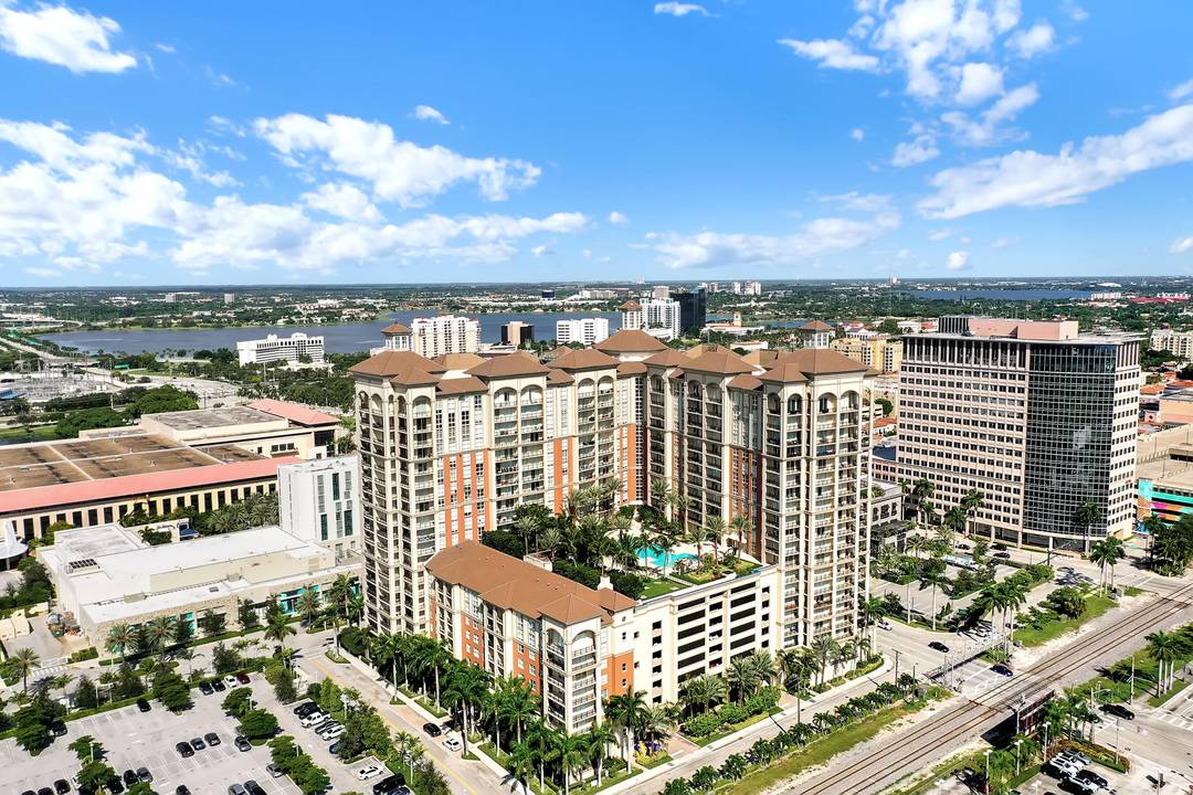 Seasonal vacation rental available in the beautiful CityPlace South Tower !
