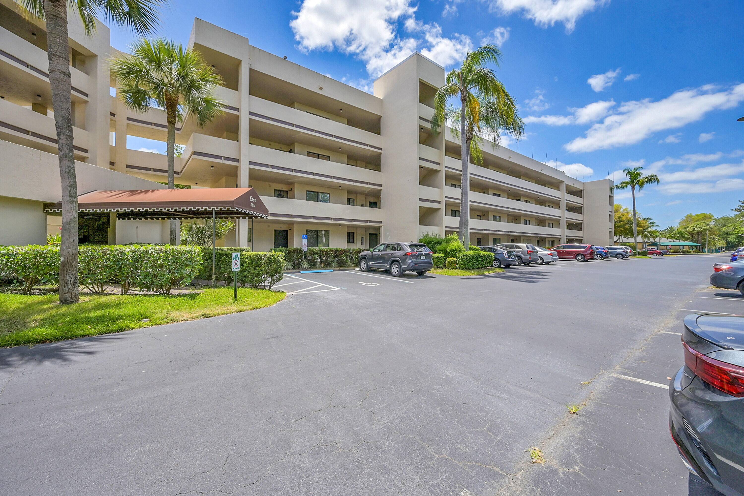 Spacious 2 bedroom, 2 bathroom condo located in a great community !