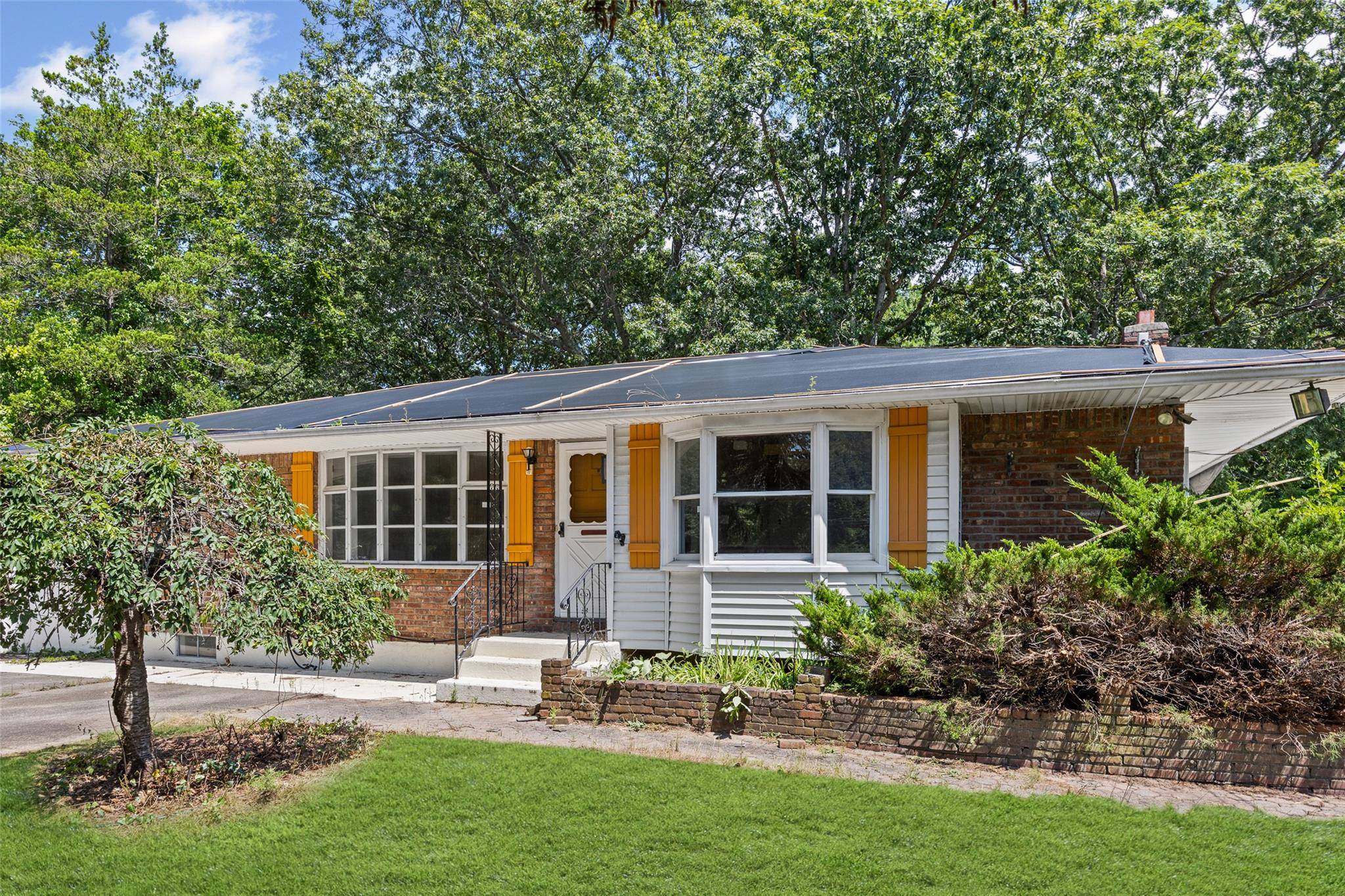 Charming Ranch with Endless Potential in Bohemia !