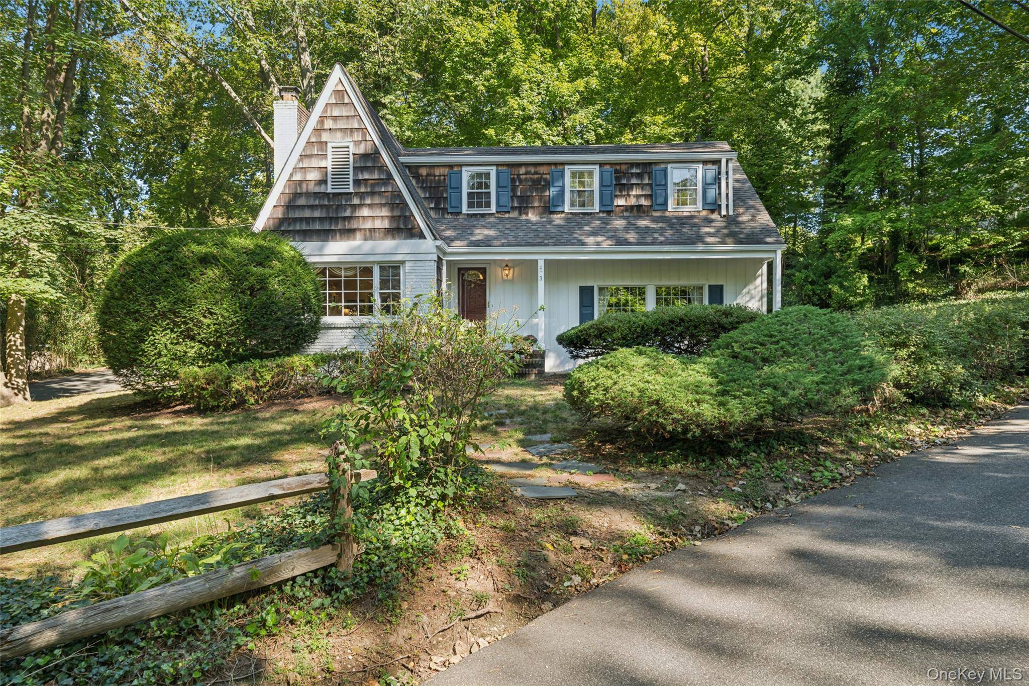 Wonderful opportunity in Huntington Bay.