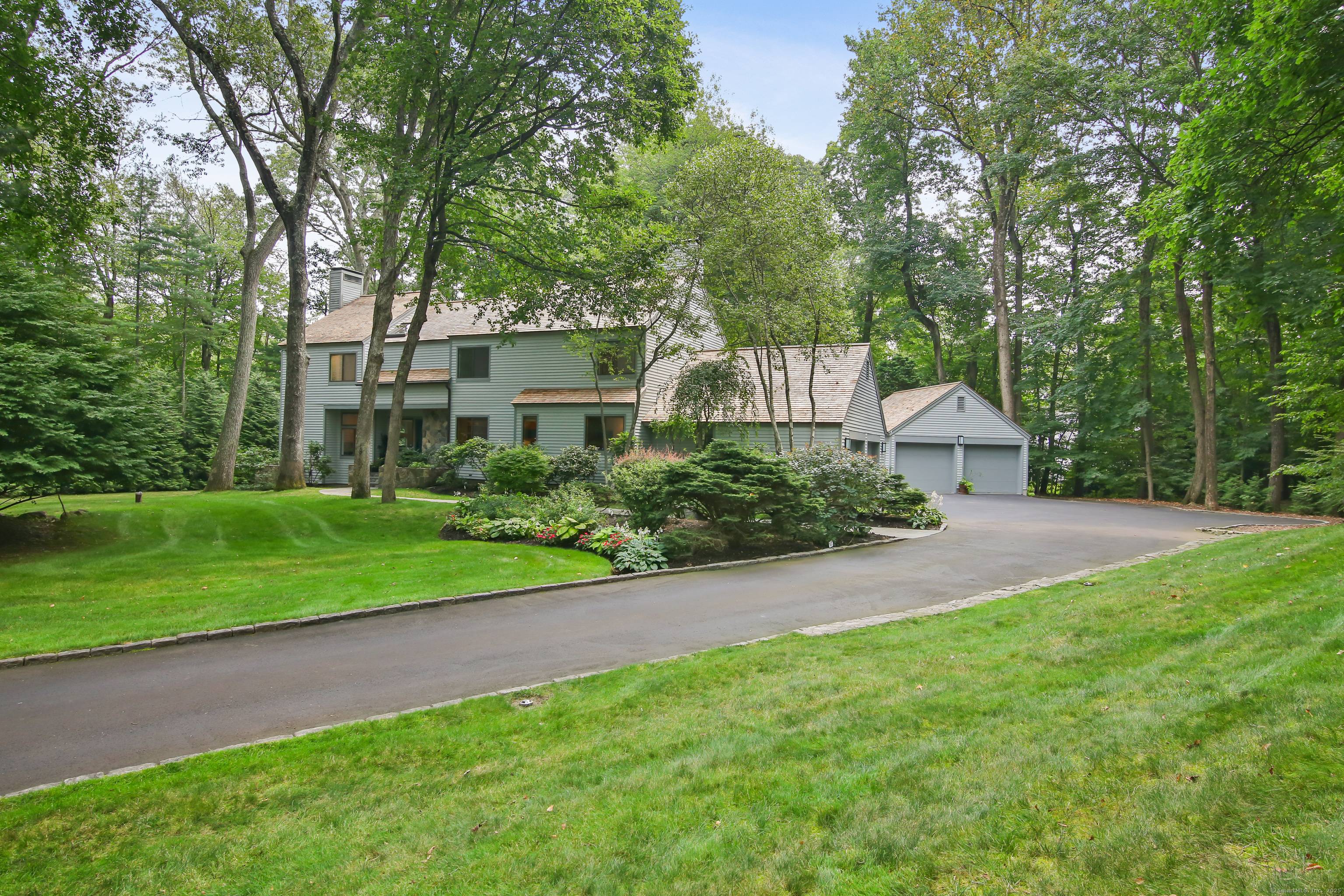 Modern Light Filled Retreat in the Heart of Silvermine Welcome to this spacious modern home, perfectly nestled in the heart of New Canaan's sought after Silvermine neighborhood on two bucolic ...
