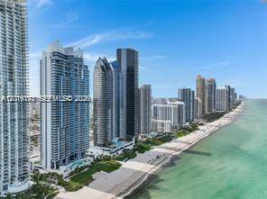 EXPERIENCE ELEVATED OCEANFRONT LIVING AT JADE BEACH Welcome to an exceptional residence in the prestigious Jade Beach, located in the heart of Sunny Isles Beach.