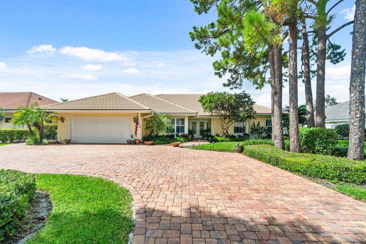 Nestled in the prestigious Marlwood Estates of PGA National, this stunning lakefront home offers 3 beds, 3 baths, Plus a large Den with serene, wide water views with a SE ...