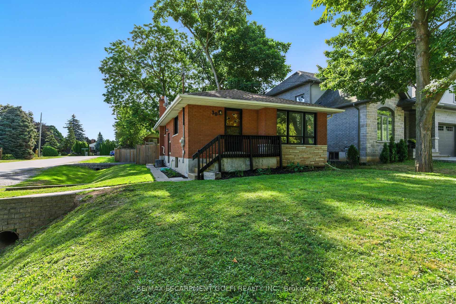 CHARMING BUNGALOW IN PRIME GRIMSBY LOCATION !