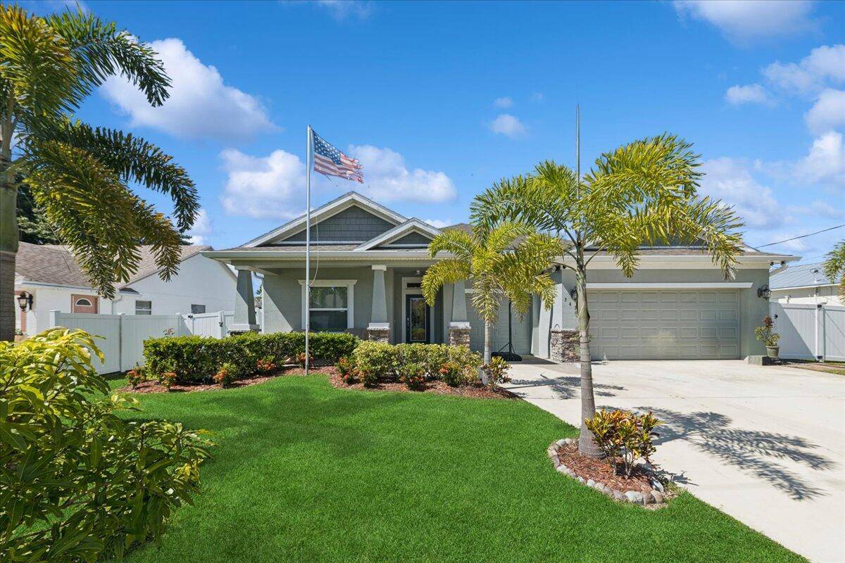 This Turnkey house boasts 5 bedrooms 3 fully updated bathrooms and 3 car garage and is located in one of the best area in the city of PSL The Southbend ...