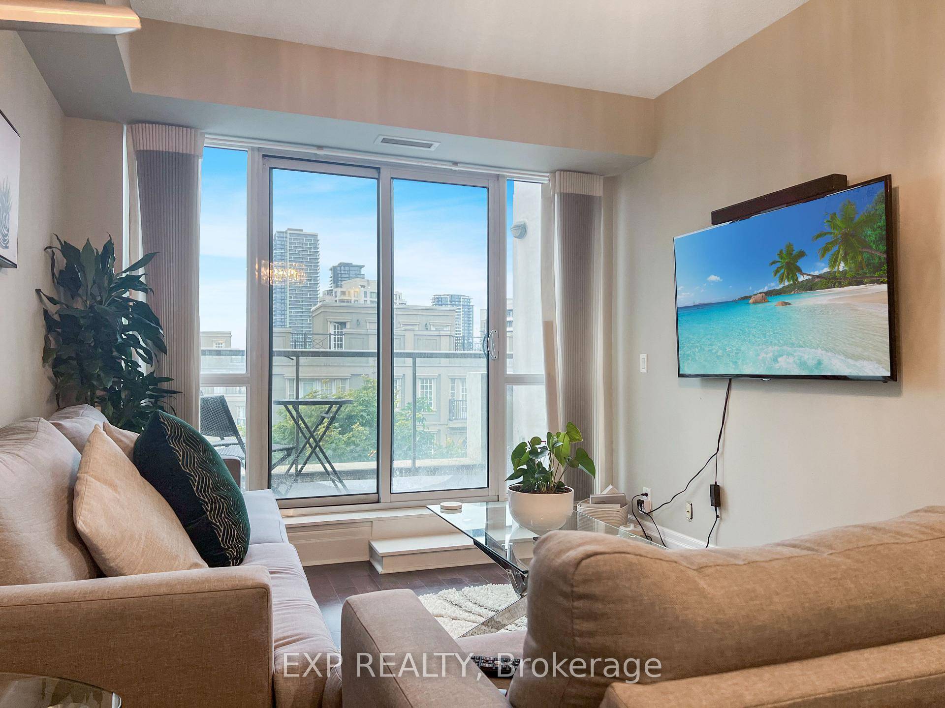Welcome to your new palace in the sky at 421 39 Upper Duke Crescent, Markham !