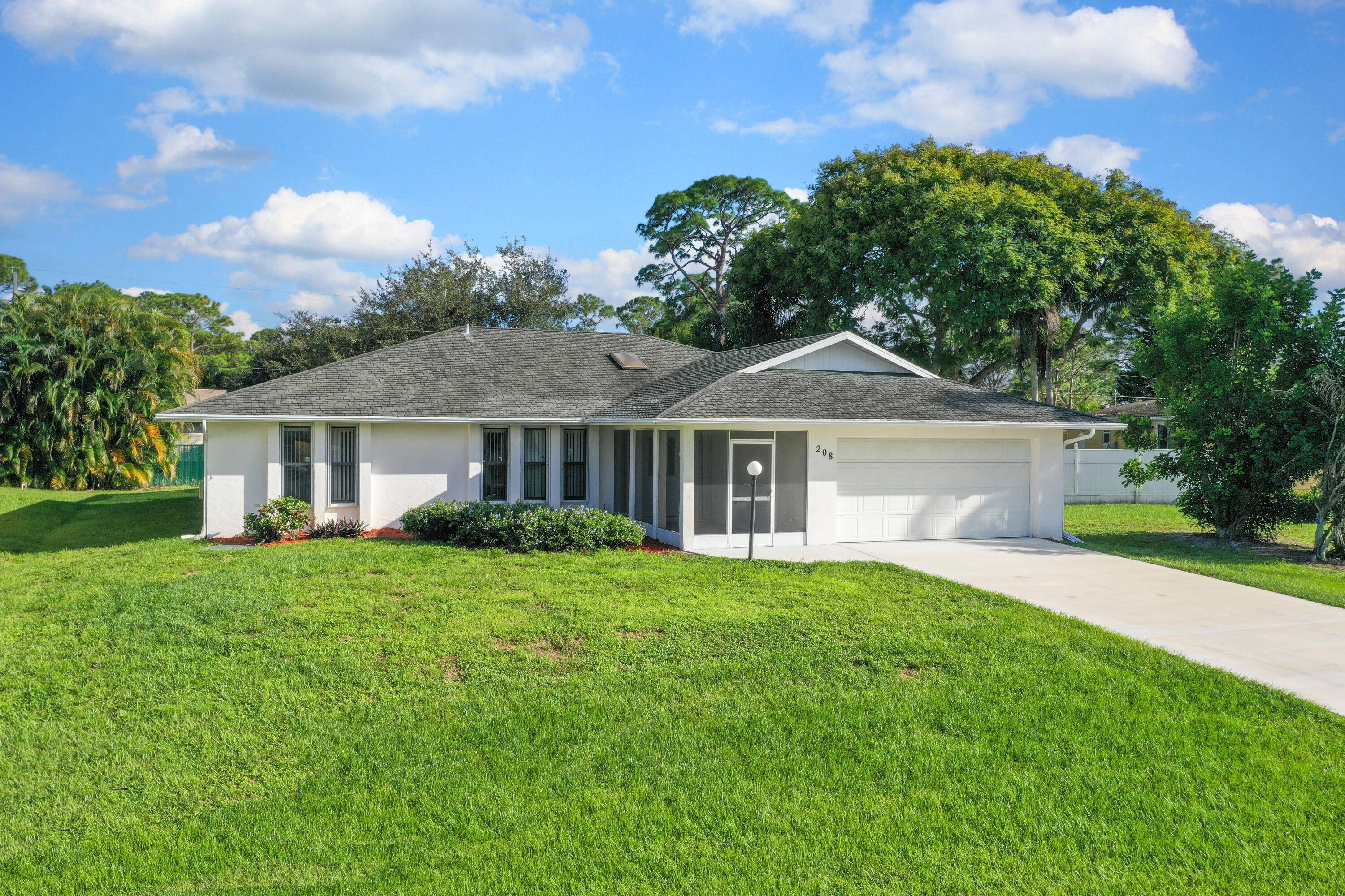 Welcome to this charming open concept pool home, designed for both relaxation celebration !