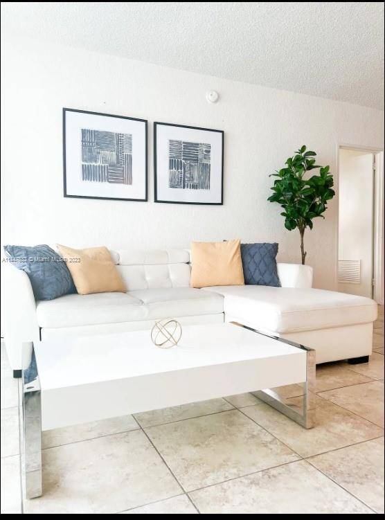 BEST PRICED SIAN HOLLYWOOD FLORIDA Great For Investors Beach Front Allowed From 250 350 Day EX 250 Day x 30 days 7500 Month 5 Forecast Hollywood Beach Average Annual Appreciation.