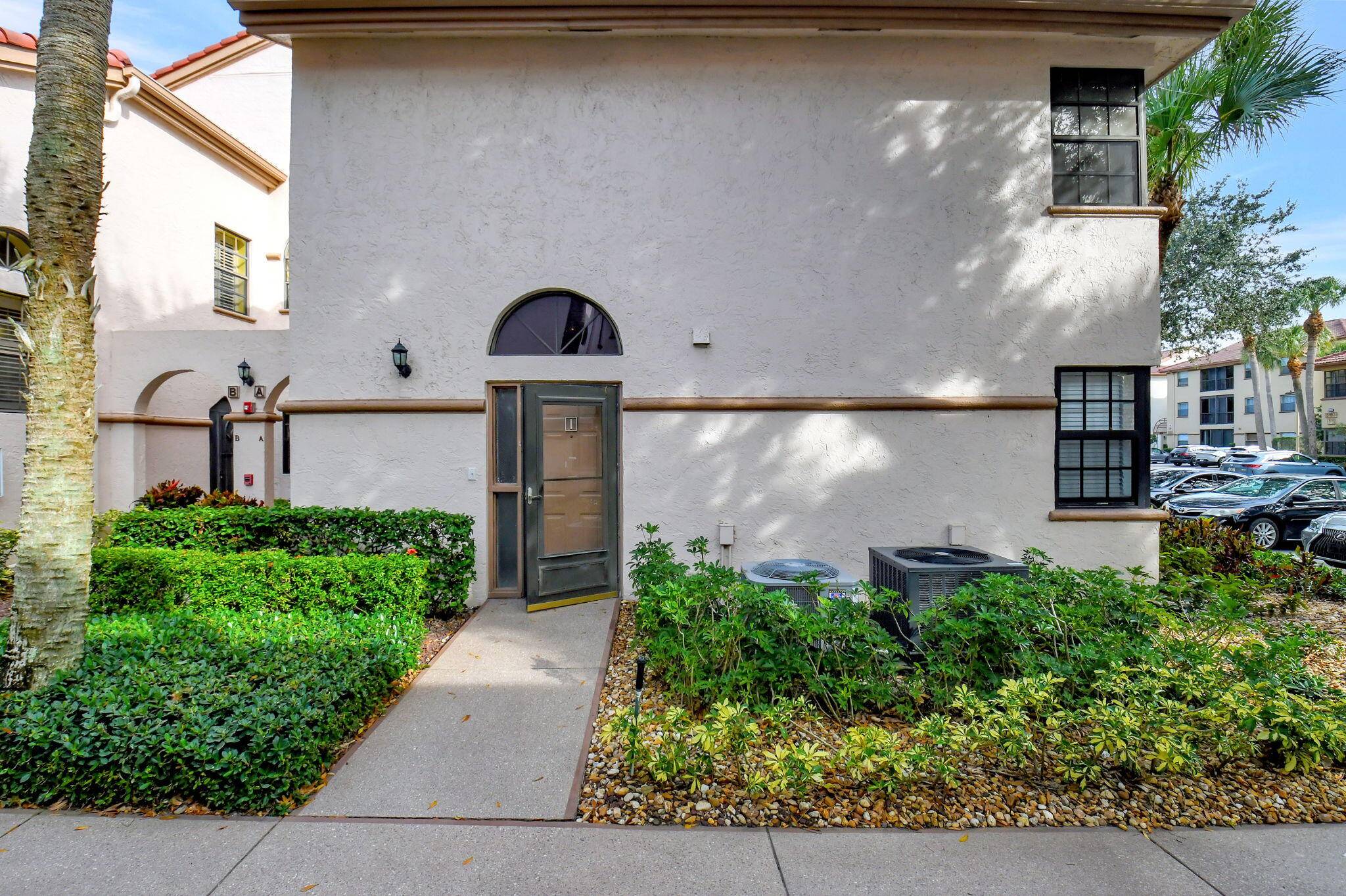 Now is your opportunity to move into Platina's Diamante Village where convenience and resort style living meet.