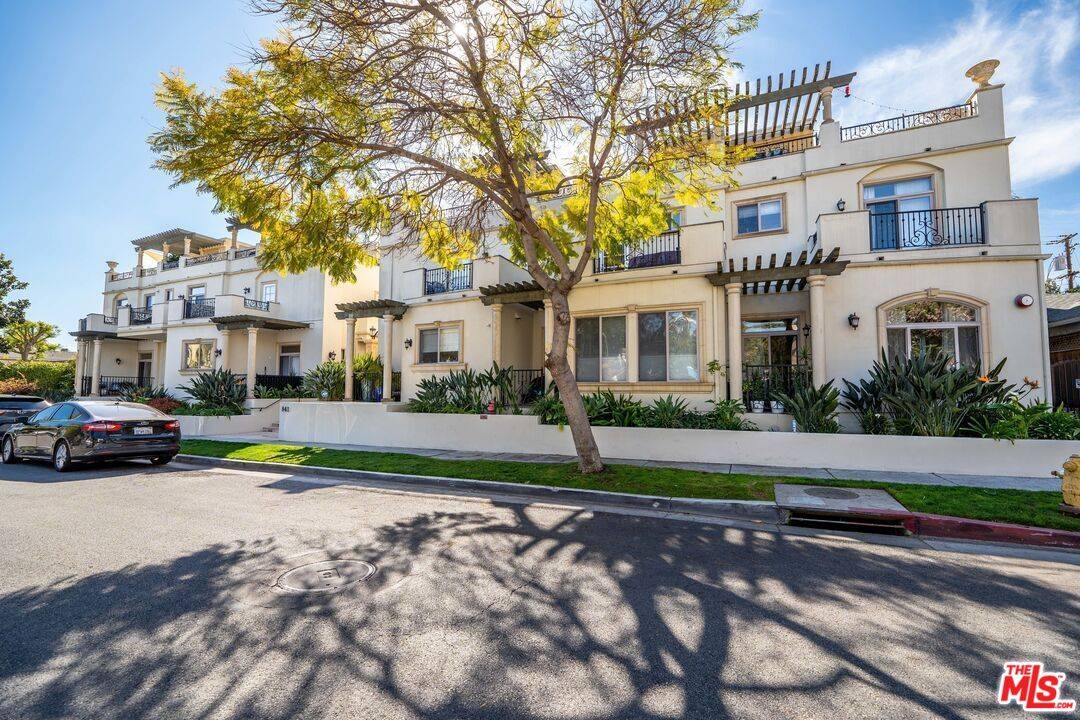 841   Westmount Dr 2BR Sunset Strip La
