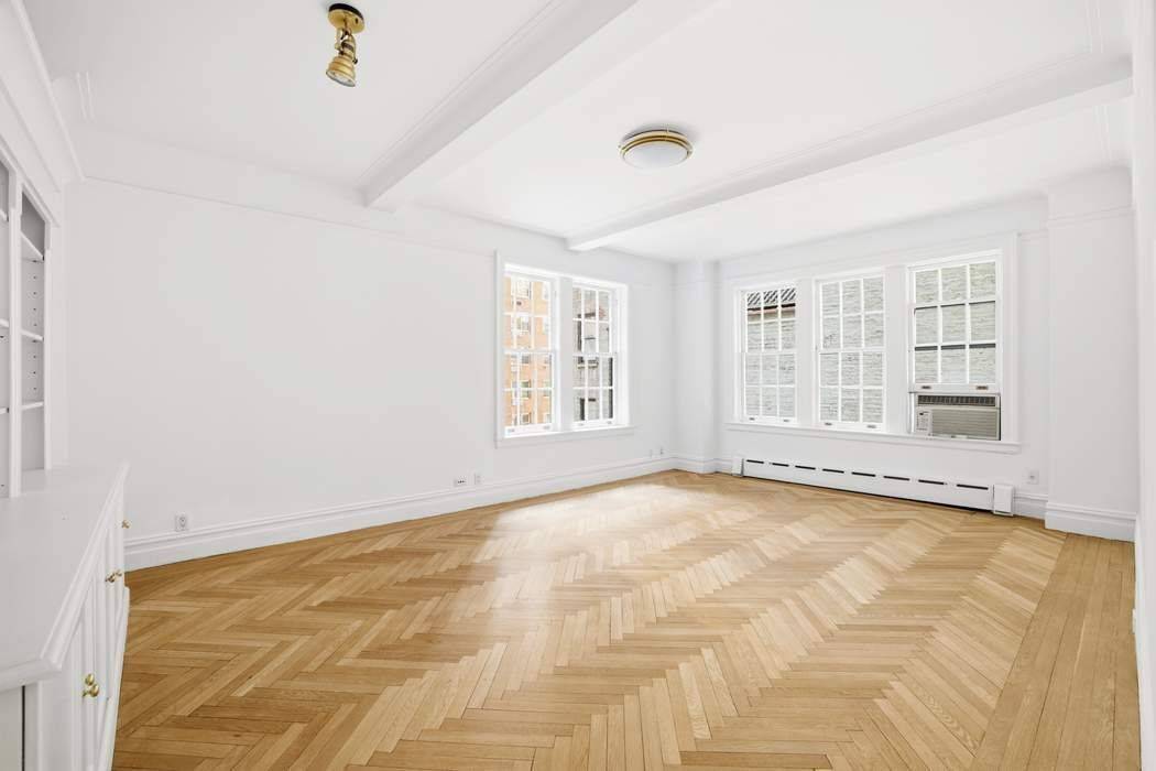 Elegant Classic Five residence off 5th Ave on 86th Street 25 East 86th Street 2E This elegant and spacious Classic Five residence is ideally situated in one of Carnegie Hill ...