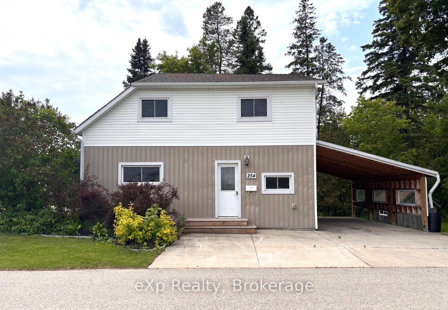 Welcome to this appealing move in ready home, nestled on an unhurried dead end street, not far to many amenities, park, river and walking trail.