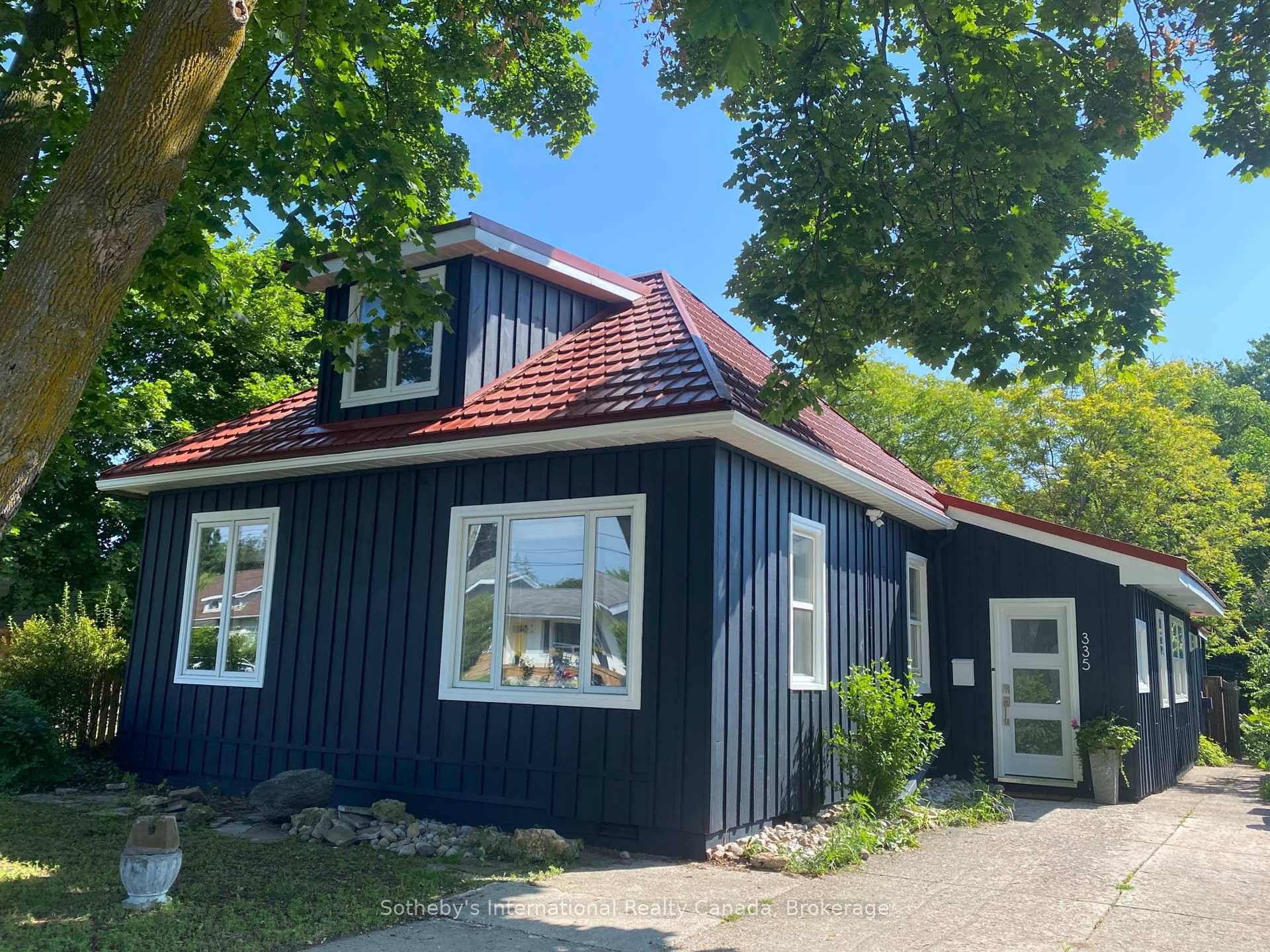 Welcome to 335 Napier Street, an inviting ANNUAL RENTAL offering comfort, convenience, and a lush green backyard to enjoy year round.