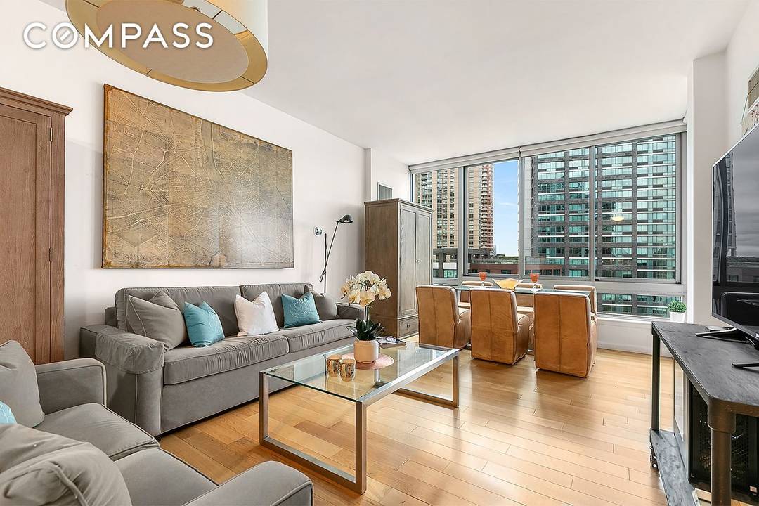 This sprawling sun blasted one bedroom home boasts the most beautiful jaw dropping city and water views directly from your own living room that features floor to ceiling windows.