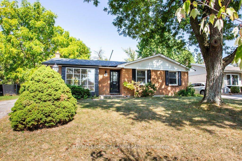 Legal Duplex in a Quiet, Established North London NeighbourhoodThis well maintained legal duplex is located in a desirable North London area known for its quiet streets and long term appeal.