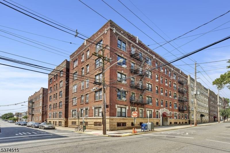 VACANT bright and spacious 2 Bed, 2 Bath PENTHOUSE CONDO WITH NYC SKYLINE VIEWS and Elevator.