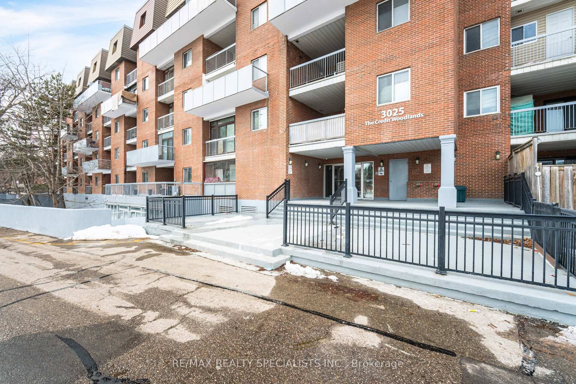 Stunning freshly renovated 2 Story Luxury Condo Townhouse with 5 Bedrooms, Open Concept Living and Dining on Main, Renovated and Upgraded house, New Kitchen, Quartz Countertops amp ; one piece ...