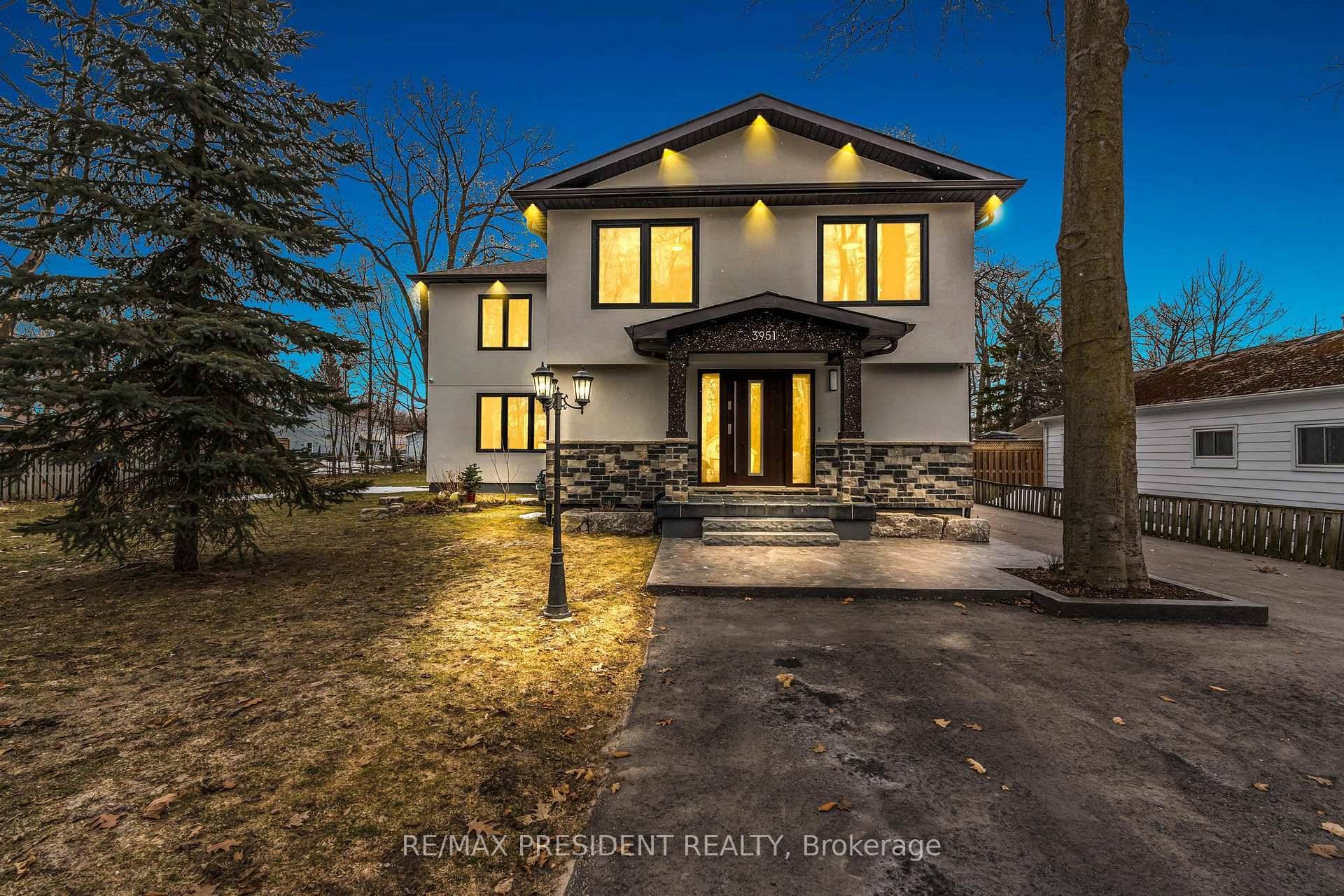 Stunning Newly Built Home across Friday Harbour Resort.