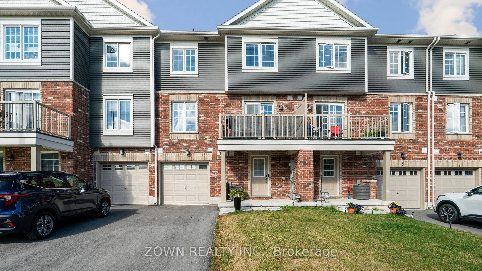 Stunning Freehold 3 Storey Townhome in Barrie Southeast Move right into this beautifully upgraded home that blends comfort, style, and functionality.