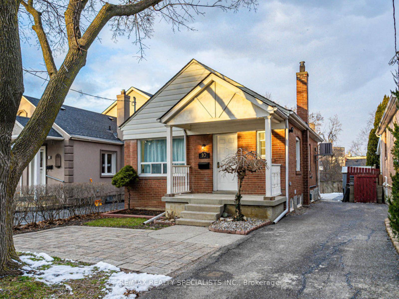 Fantastic Location ! Bright amp ; Spacious Large 1 Bedroom Apartment With A Separate Entrance.