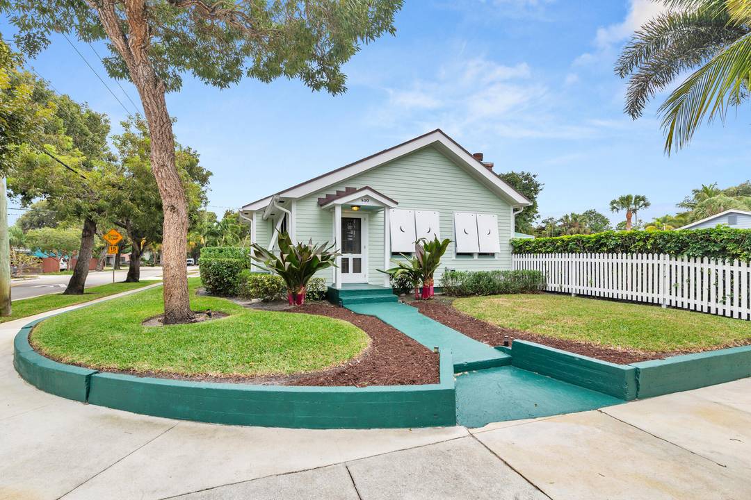 This 1935 historical home sits on a corner lot in the beautiful downtown area of Flamingo Park.