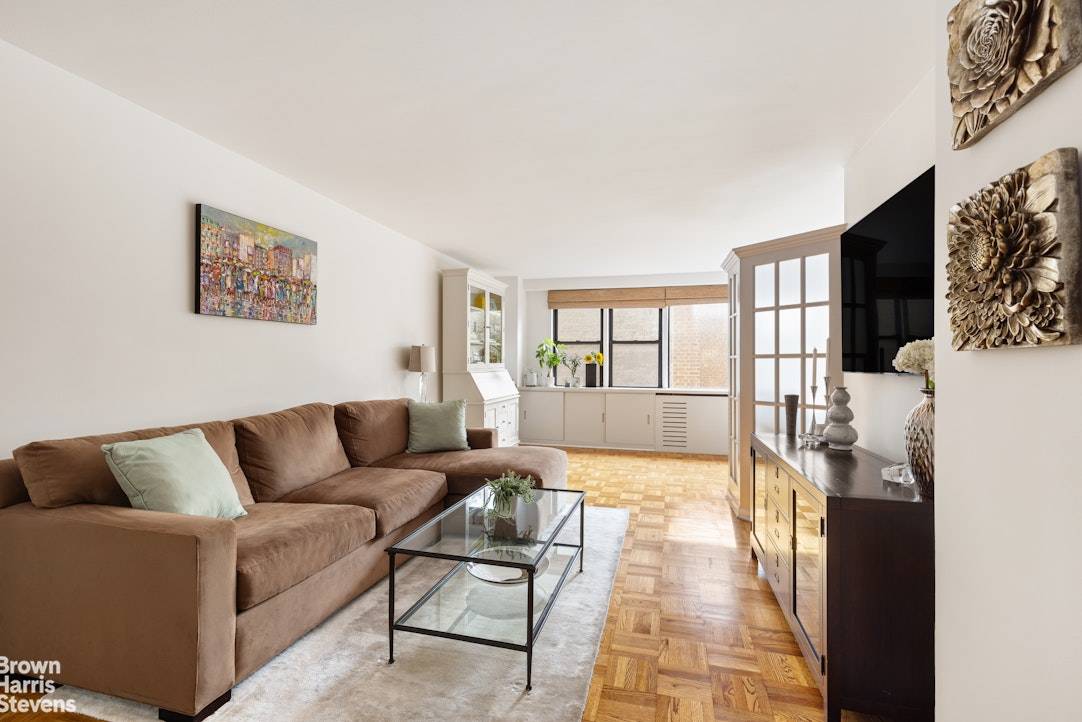 Residence 5G at 201 East 21st Street offers an ideal opportunity to enjoy a flexible floorplan that can be maintained as an oversized alcove studio or converted to a 1 ...