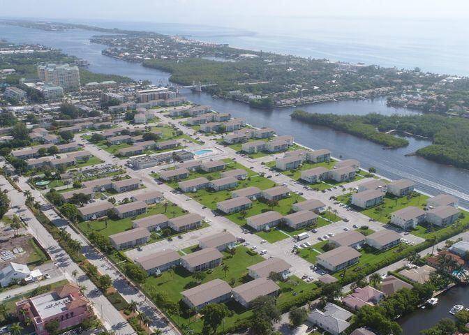 GREAT INTRACOASTAL COMMUNITY SOON TO BE GATED, WALK TO WATERFRONT DINING OR BOYNTON BEACH BEACH, TILED THRU OUT, ON SECOND FLOOR OVERLOOKING BOCCIE BALL AND PICKEL BALL COURTS, NEW WALL ...