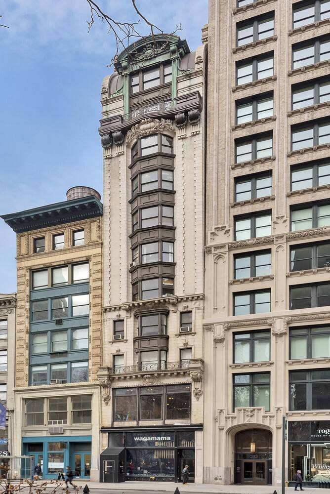 This is a Belle Epoque Building extending to Broadway.
