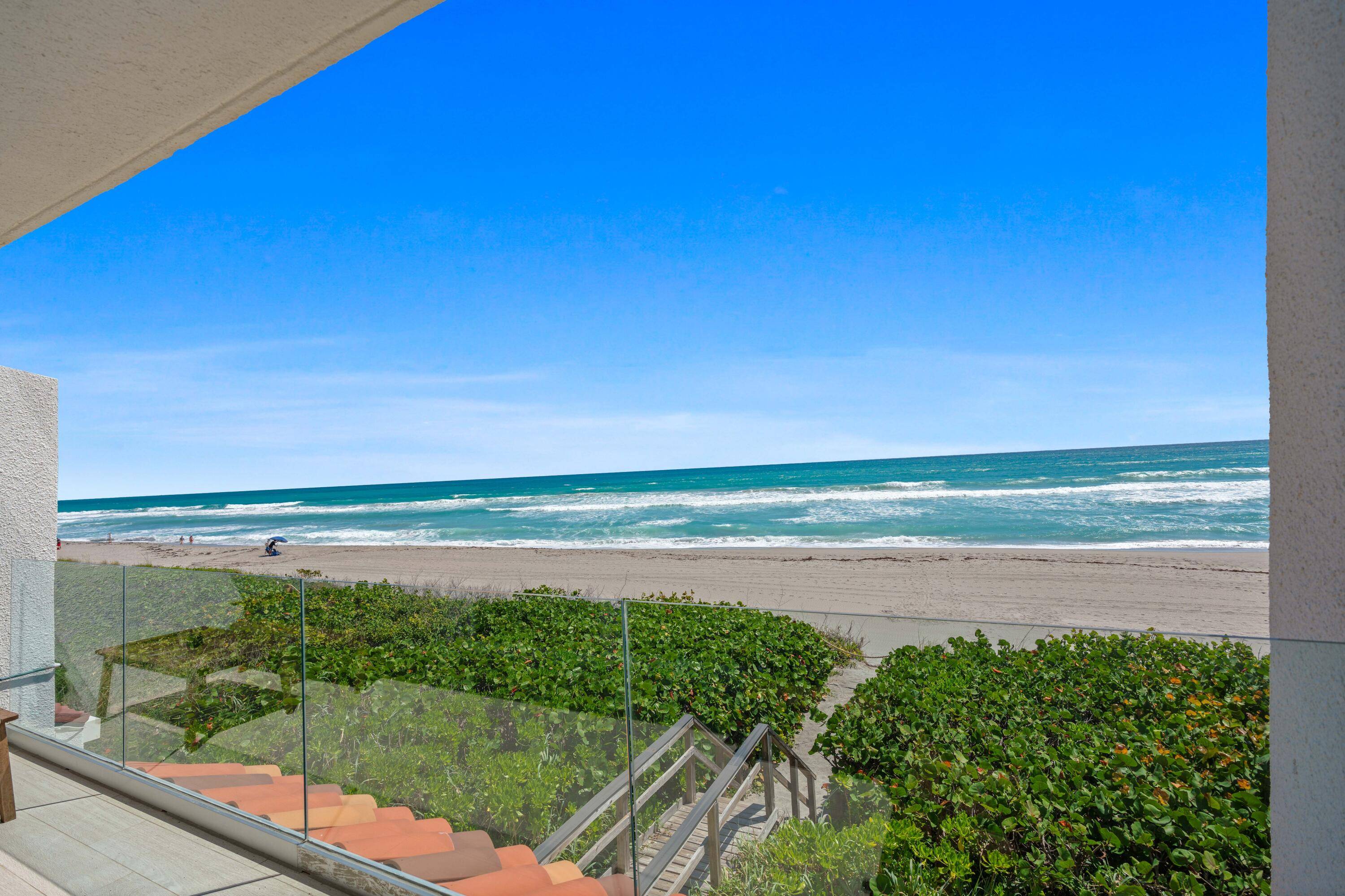 RARELY AVAILABLE DIRECTLY ON THE SAND !