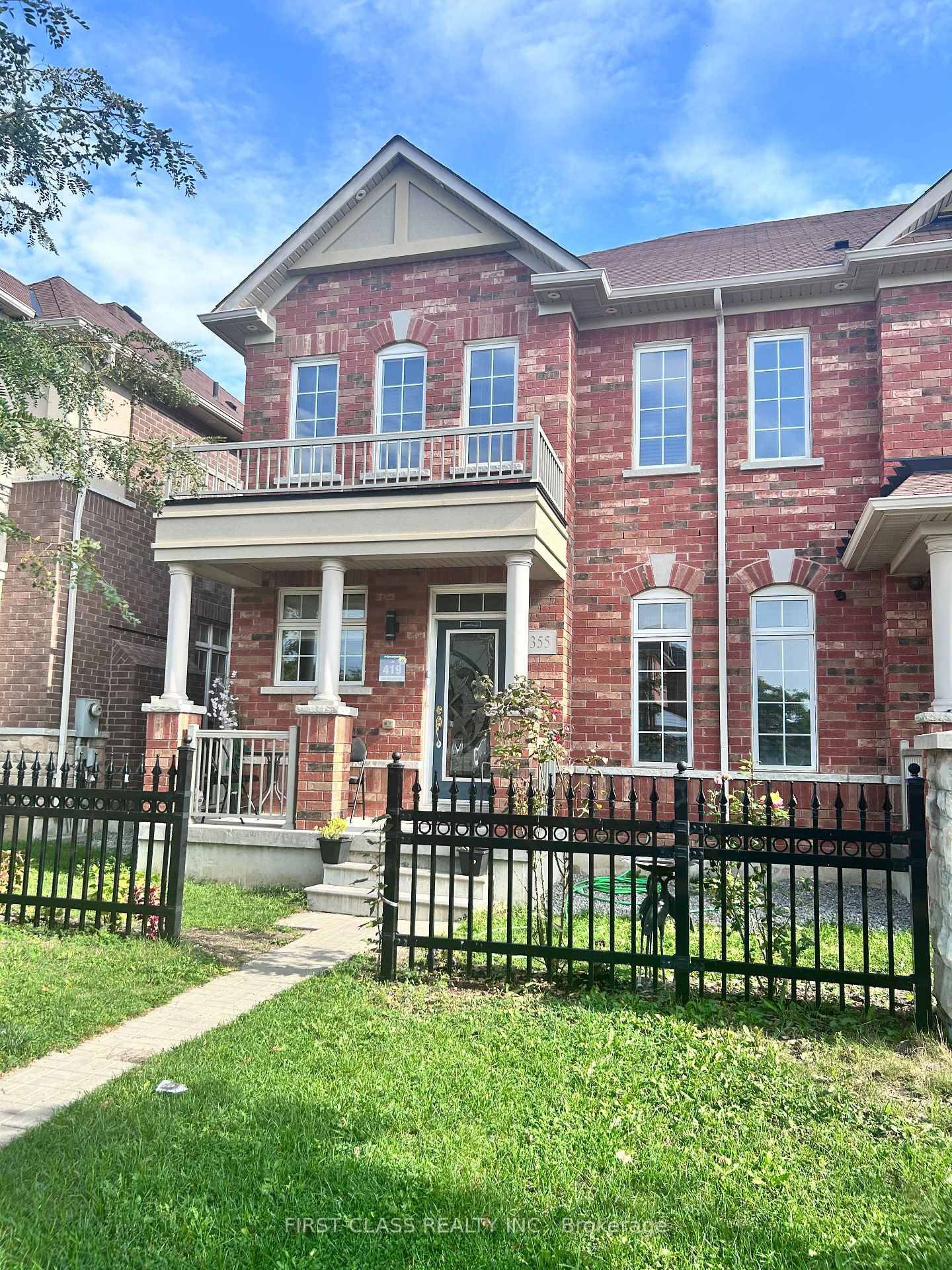 Absolutely Stunning Bright 4 Bedrooms and 3 bathrooms Semi Detached Home offers approx.