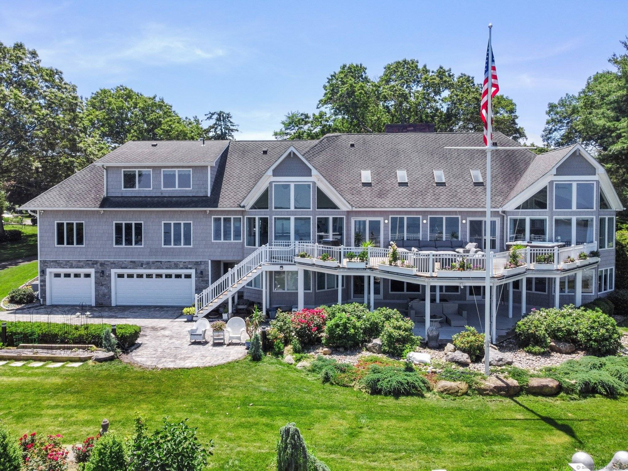Welcome to your waterfront hidden gem !