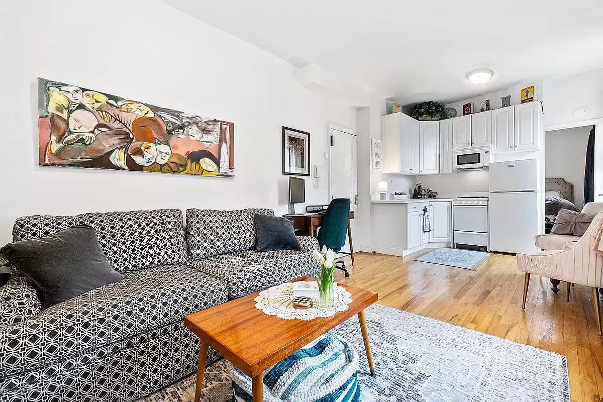 Welcome to your new Greenwich Village beautiful and bright ONE BEDROOM APARTMENT !