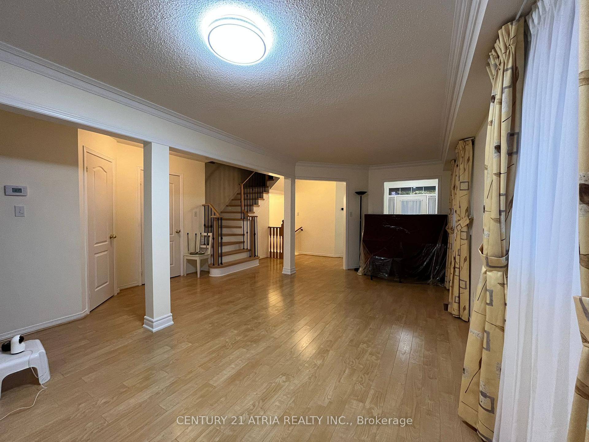 Stunning Bright Semi Detach In Most Demanded Richmond Hill, Quiet Street, Recently Renovated Kitchen Cabinet, 2nd floor Hardwood, Attic insulation Top Up and repaint the whole house.