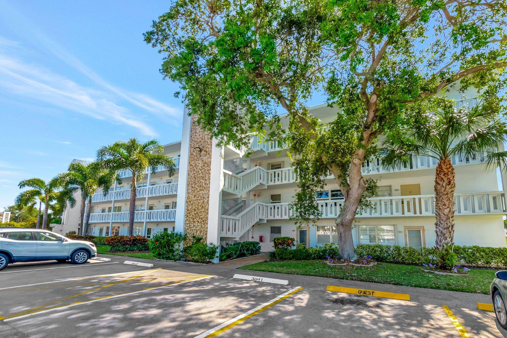 Spacious 1 bedroom 1 1 2 bath unit, well maintained.