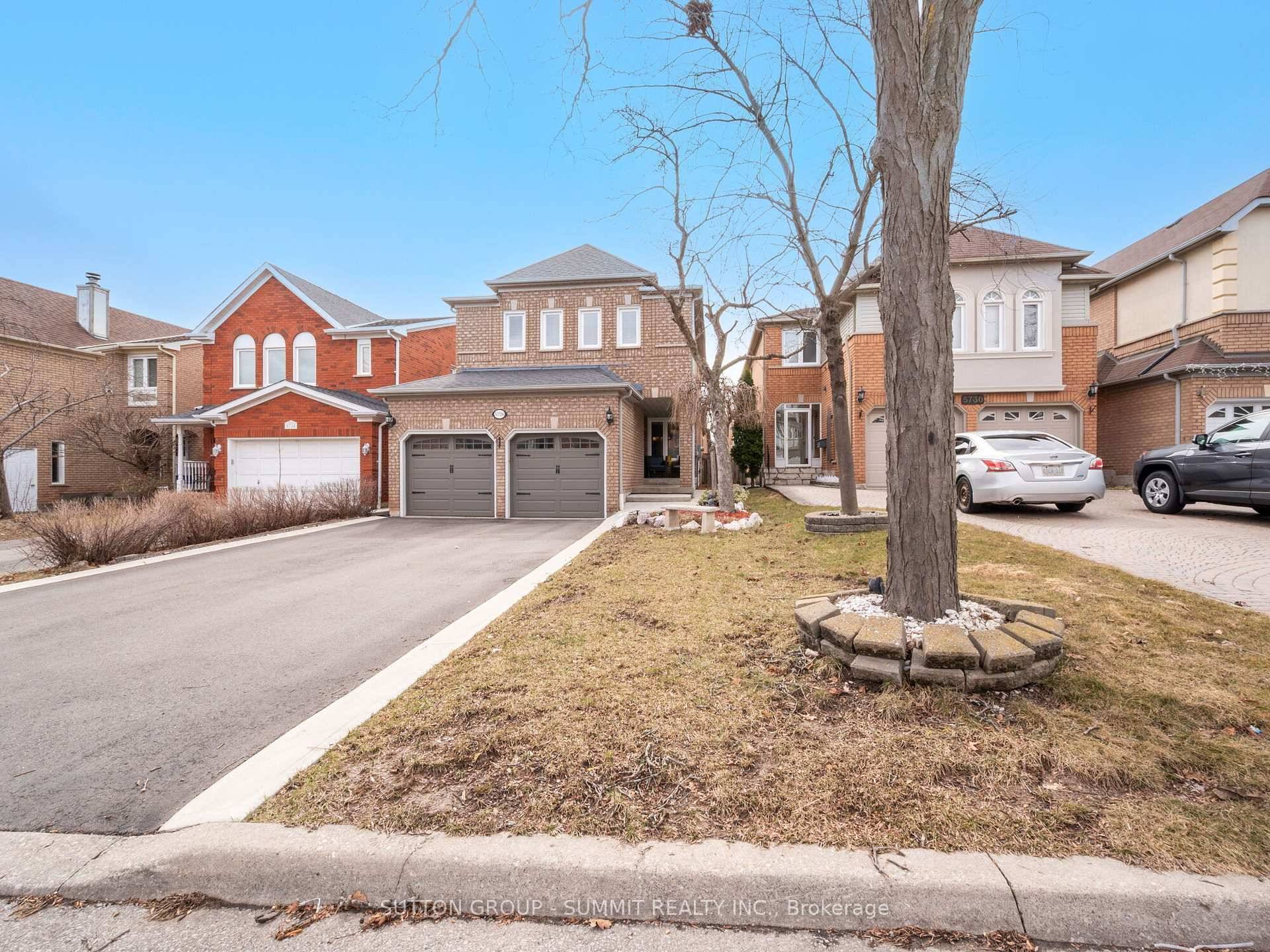 Welcome to your dream family home, this stunning 4 bedroom 4 bathroom detached home is located in highly desirable neighbourhood of Erin Mills.