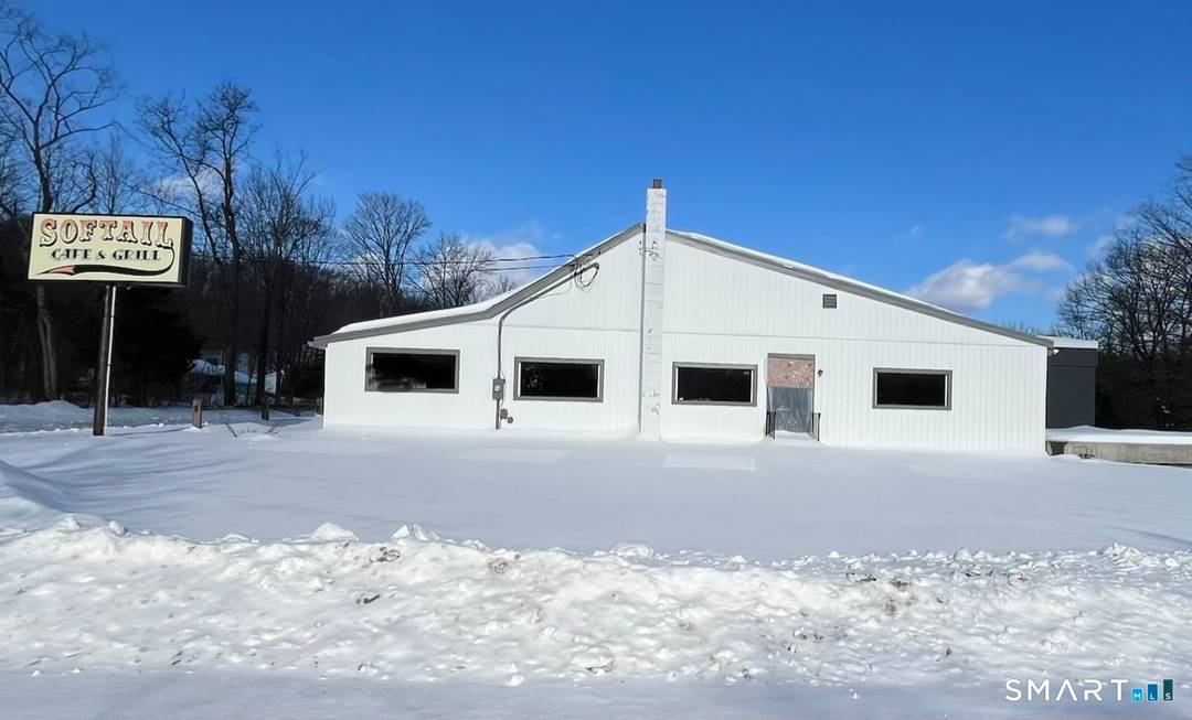 High visibility location on Rt 17 New Haven Road.