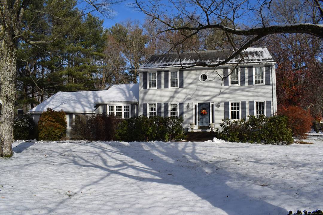WOW MUST SEE THIS CLASSIC COLONIAL WITH 3 BEDS 3.