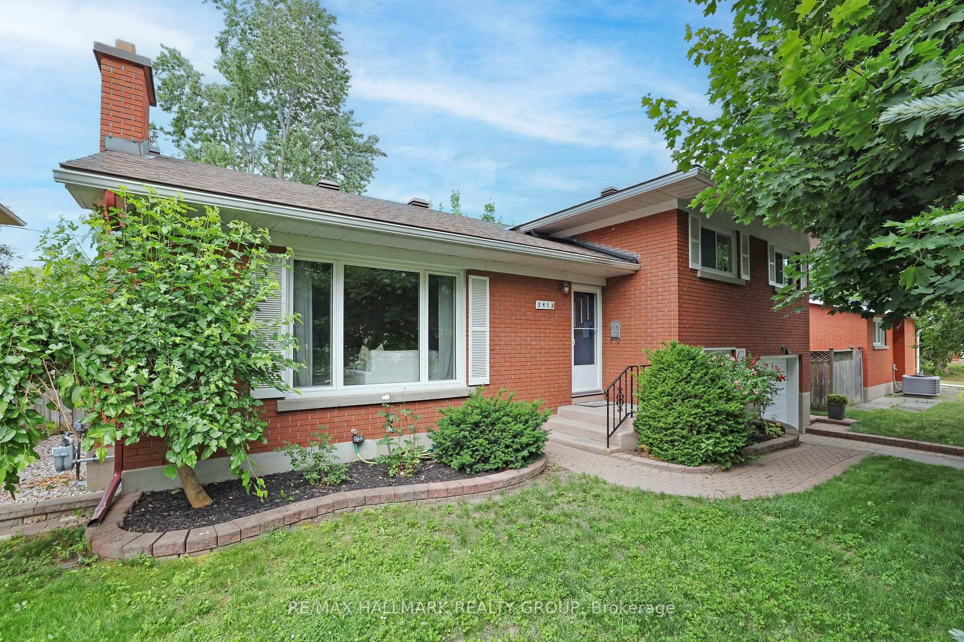 Charming Split Level Home in Family Friendly Queensway Terrace South Welcome to this lovingly maintained split level home in the heart of Queensway Terrace South, a highly sought after Ottawa ...
