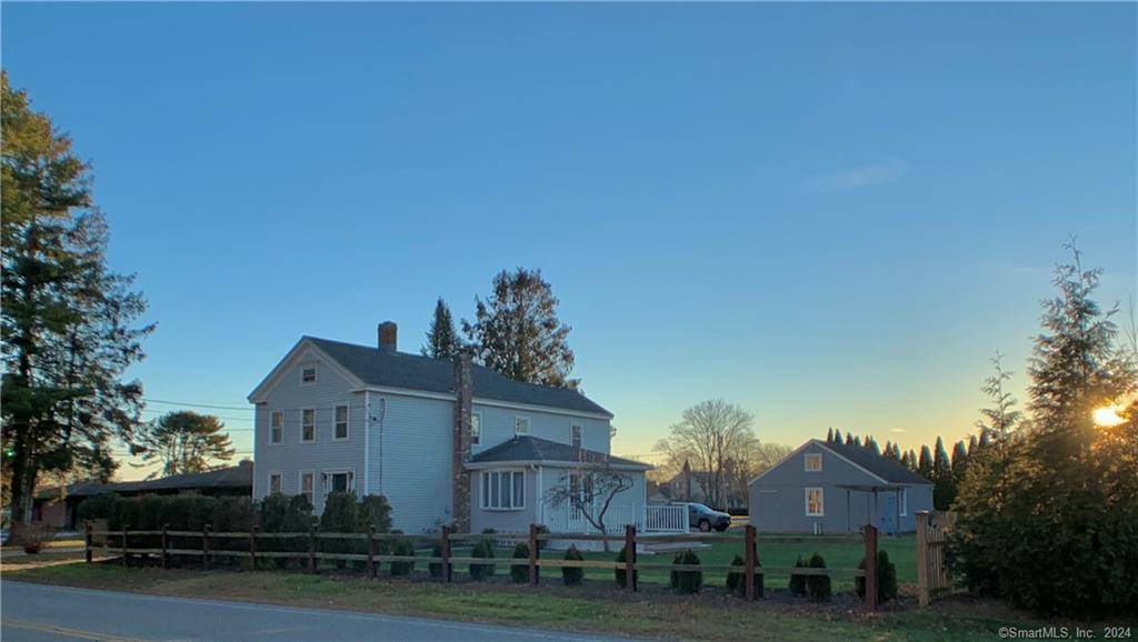 CHECK OUT THIS BEAUTIFULLY FULLY FURNISHED HOME !