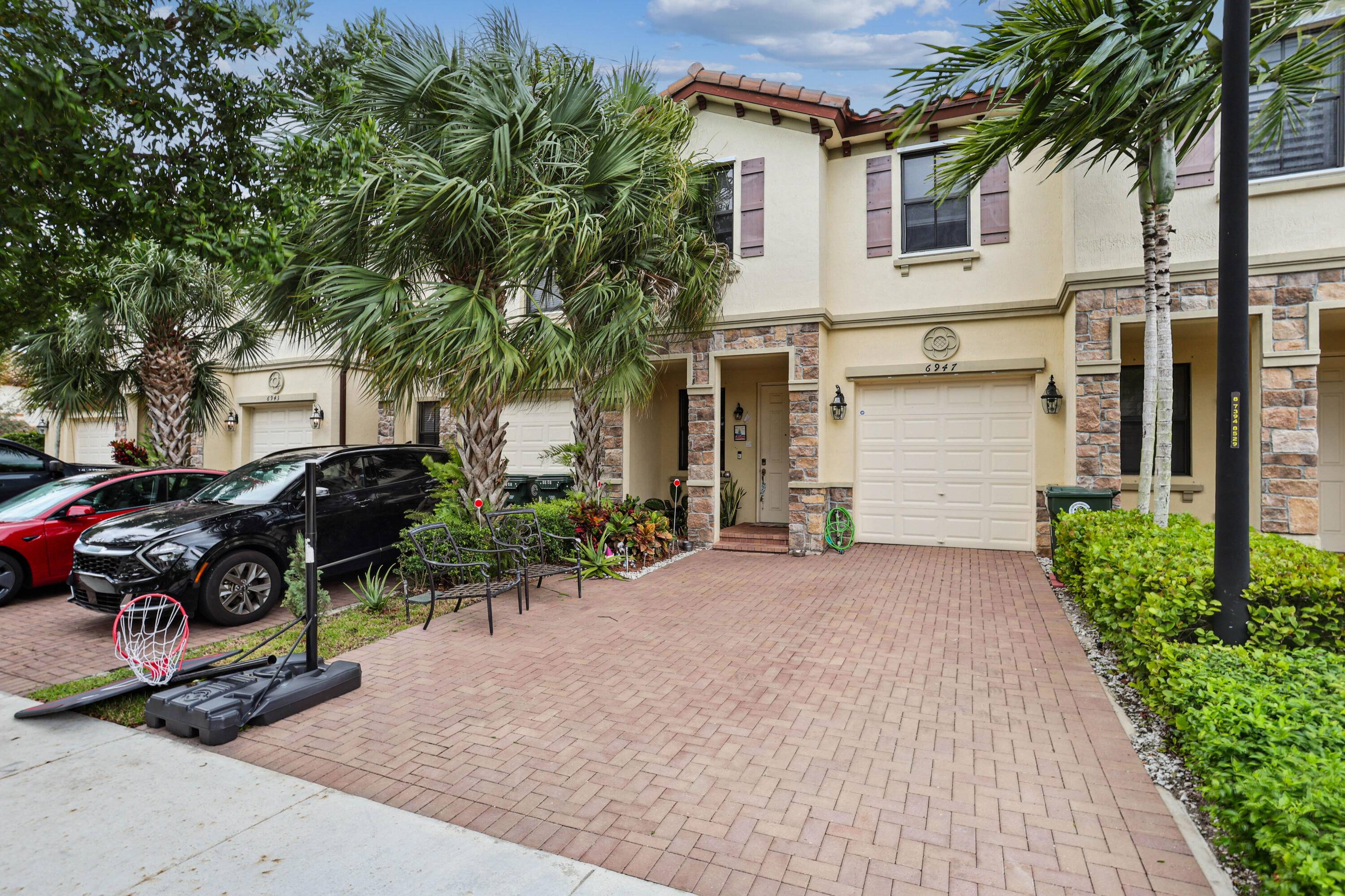 Come see this beautiful 3bed 3bath townhouse with a 1 car garage in the desirable community of Ashton Parc in Coconut Creek, Fl.