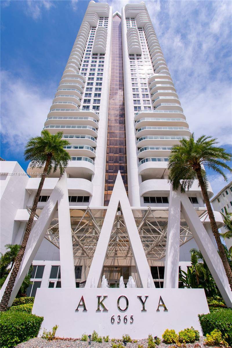 Dream home ! Live directly on the beach in luxury Akoya condo.
