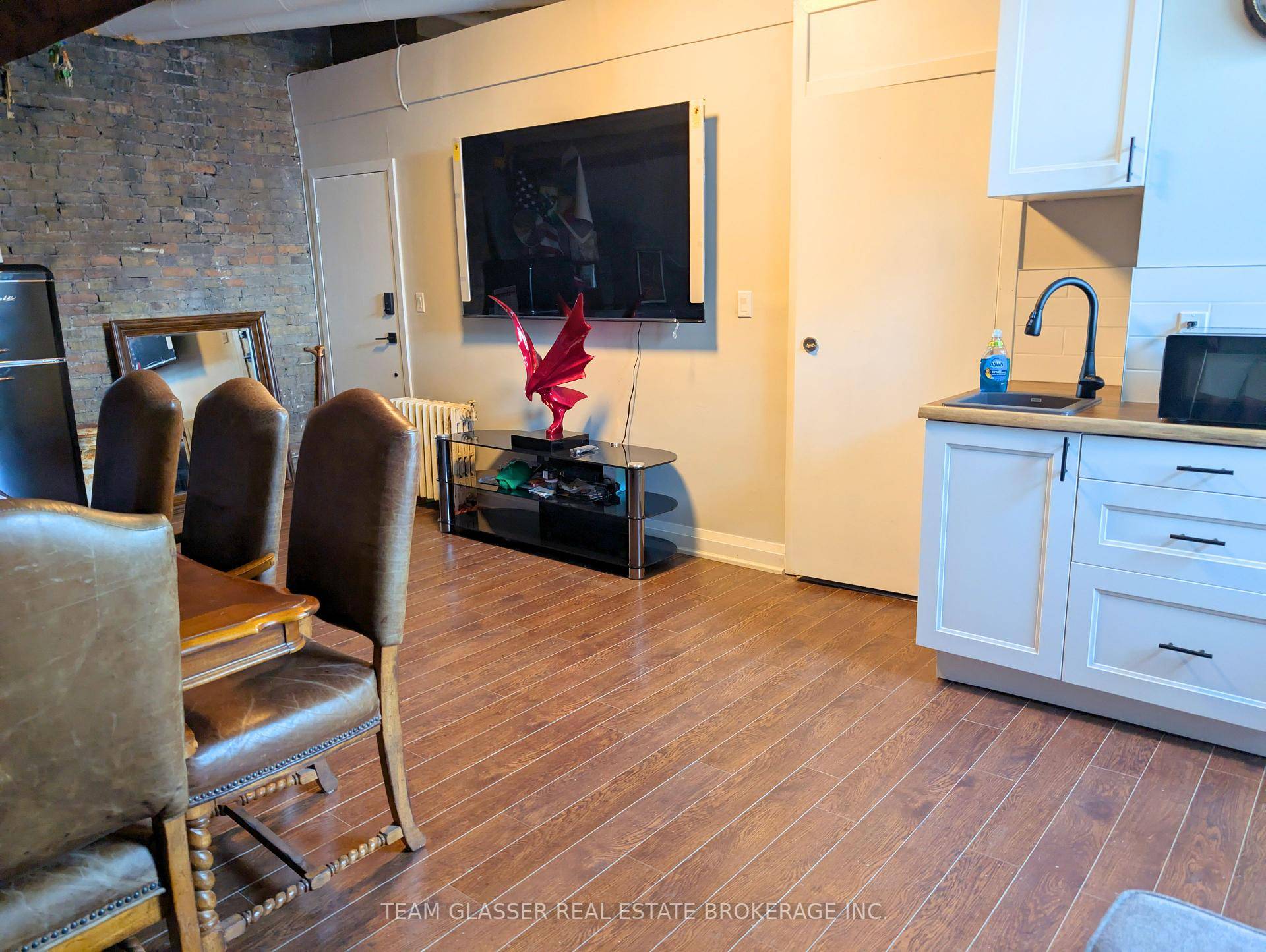 Move In Ready ! Located in the heart of downtown London, this charming triple brick building offers the perfect blend of tranquility and excitement ideal for professionals working in the ...