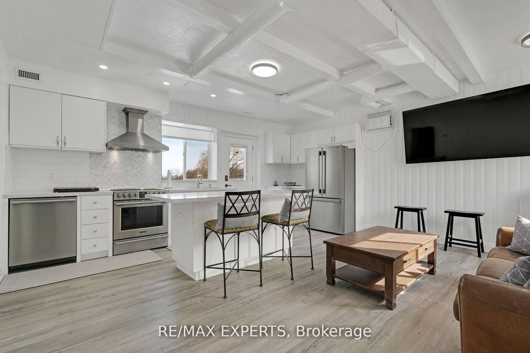 Tucked away on a quiet street surrounded by estate properties, this cozy apartment sits on a stunning 5 acre property in King City, just under 7 minutes to the heart ...