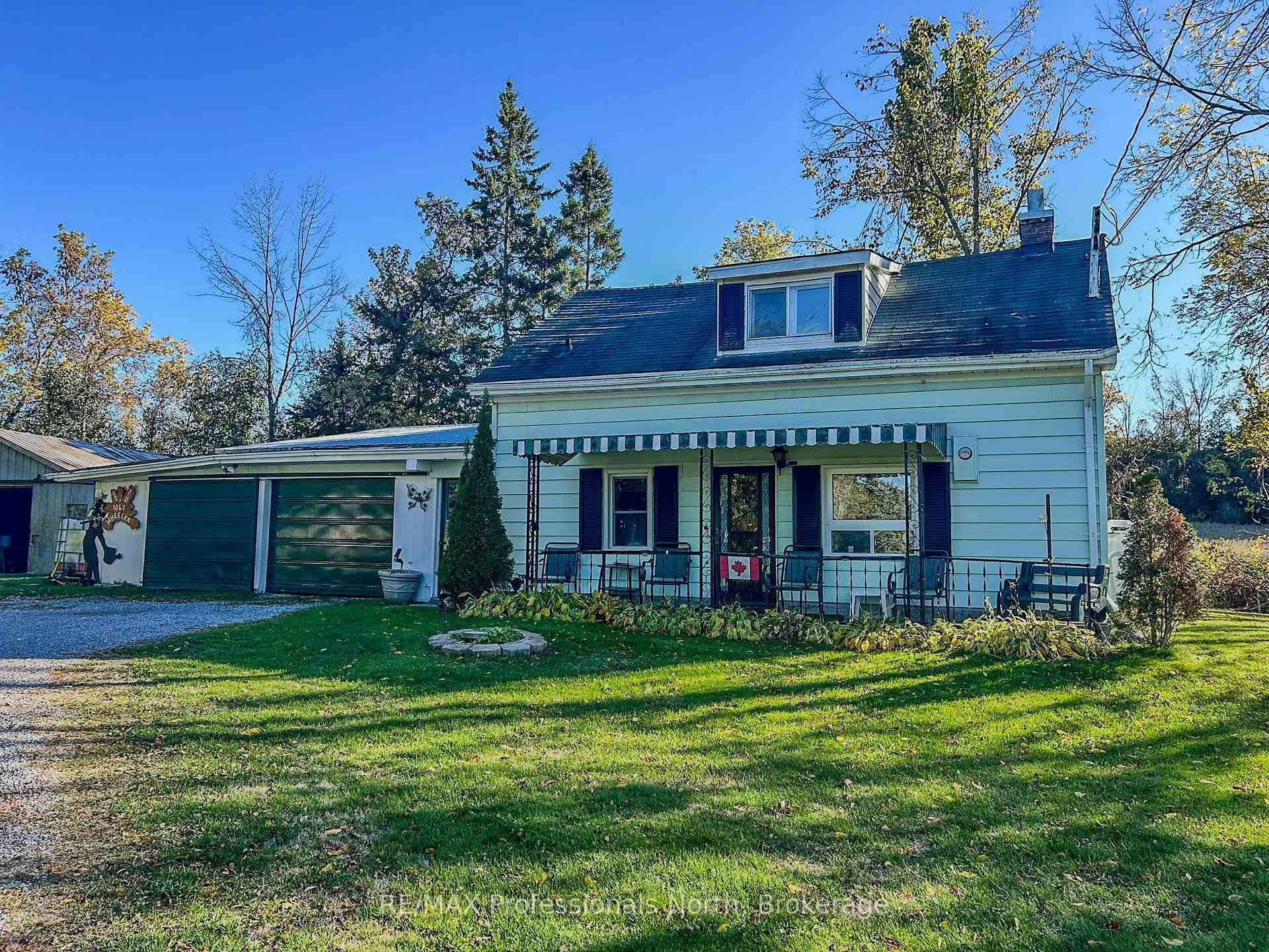 This charming 3 bedroom home is situated on a large rural lot just minutes to Peterborough.