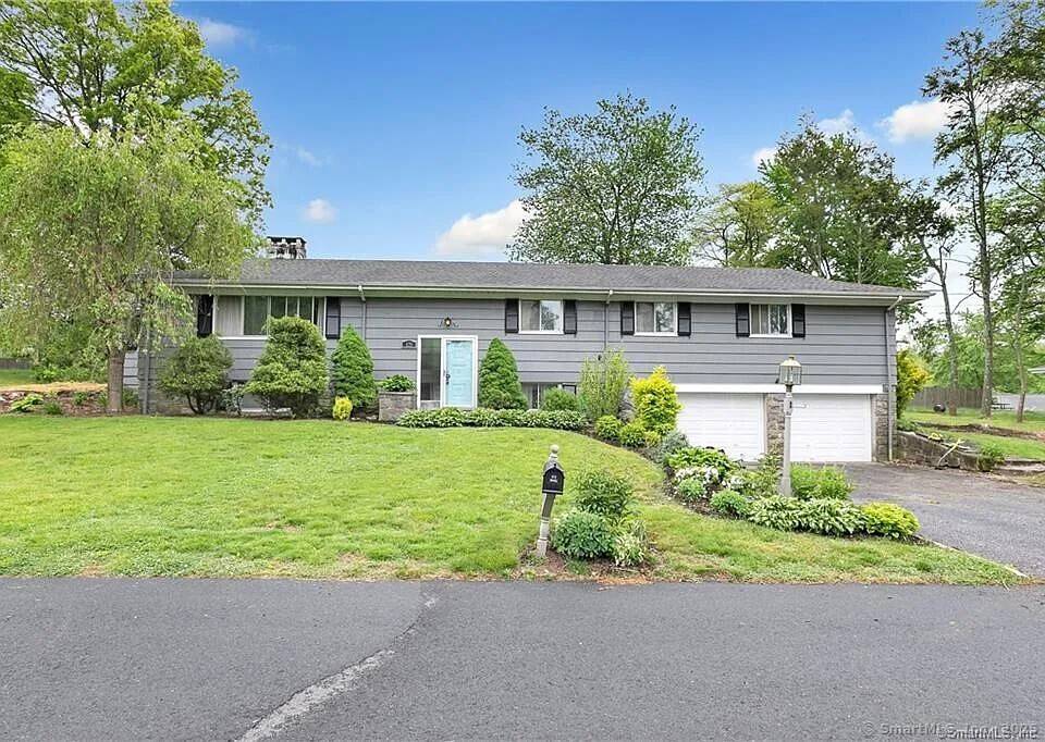 Welcome to this beautifully maintained 4 5 bedroom, 2 full bath ranch style home located in the sought after North End of Stratford.