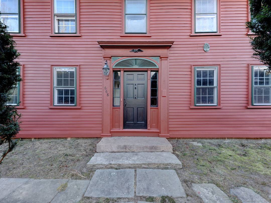 Welcome to 668 Middle Turnpike in Mansfield just minutes from the University of Connecticut !