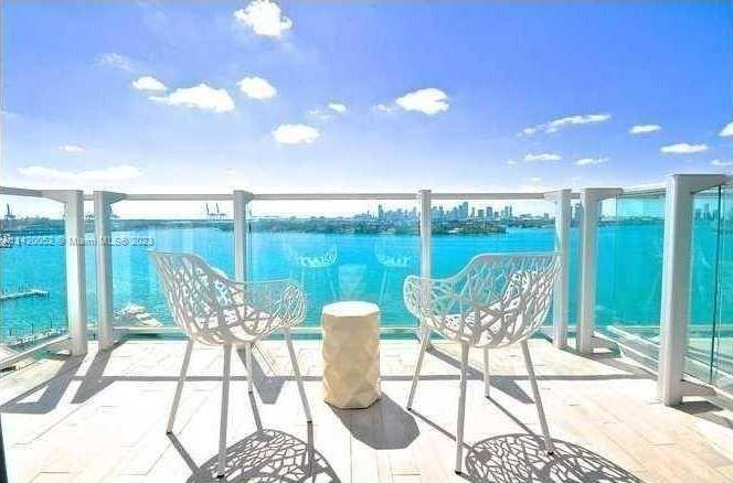 BREATHTAKING SUNSET, SKYLINE AND BAY VIEWS FROM THIS HIGH FLOOR 1 BEDROOM, 1 BATHROOM SUITE WITH BALCONY.
