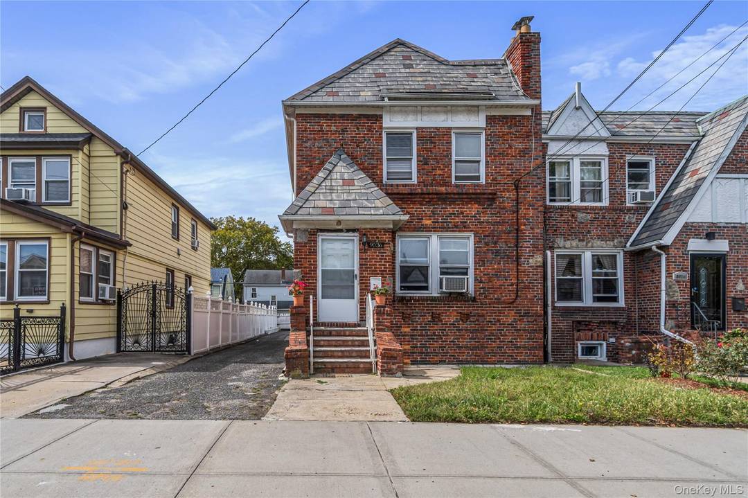 This elegant single family home offers 3 spacious bedrooms and 1.